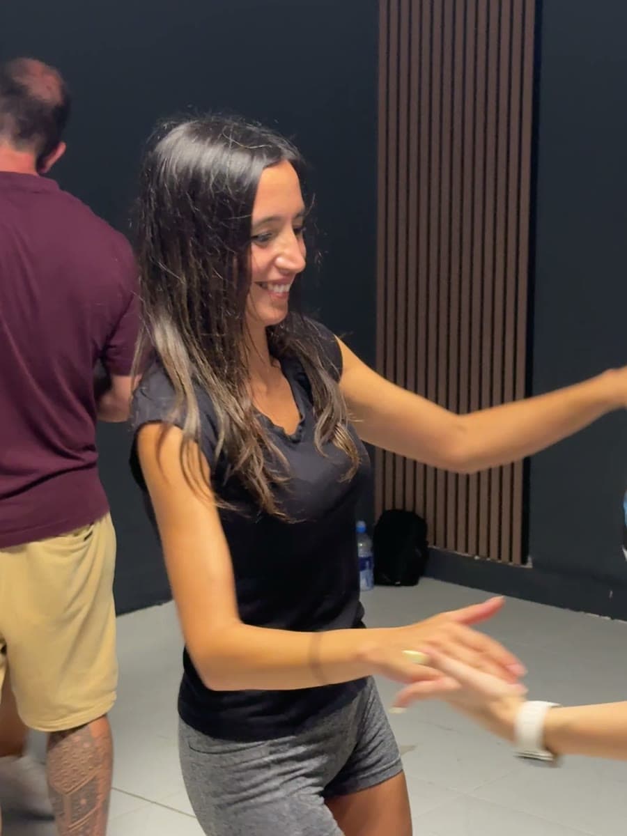 Pareja trabajando la conexión en la clase de bachata