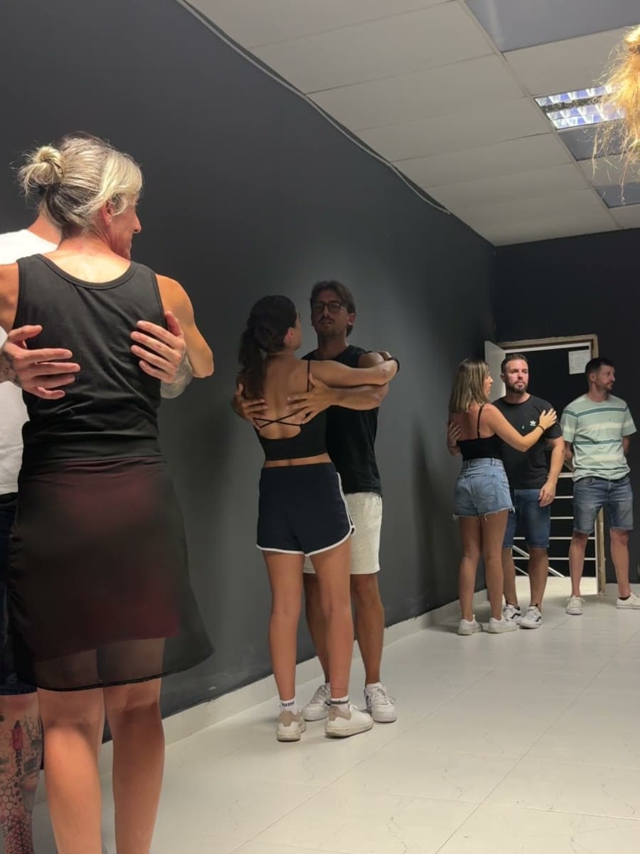 Parejas bailando bachata durante la clase