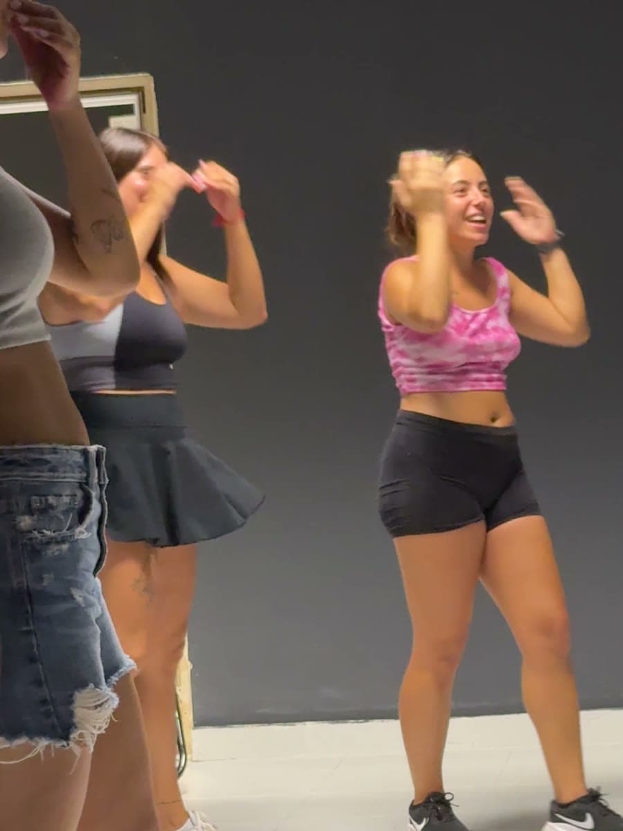 Alumnas practicando bachata lady