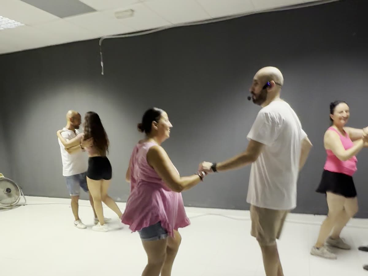 Pareja bailando salsa cubana en NEXUS VNG