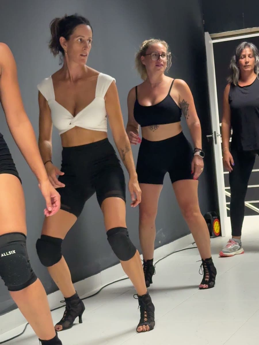 Grupo de heels marcando la coreografía