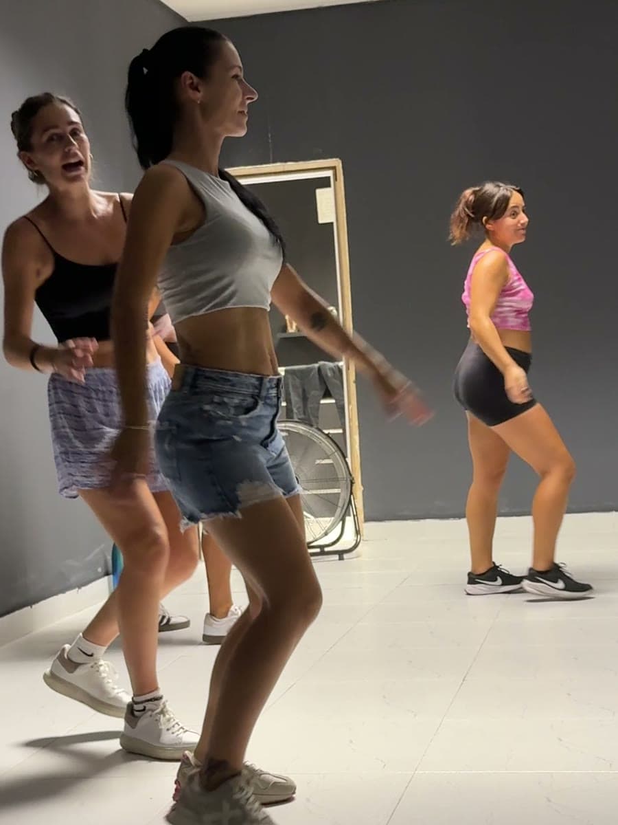 Alumnas de lady style bachata frente al espejo