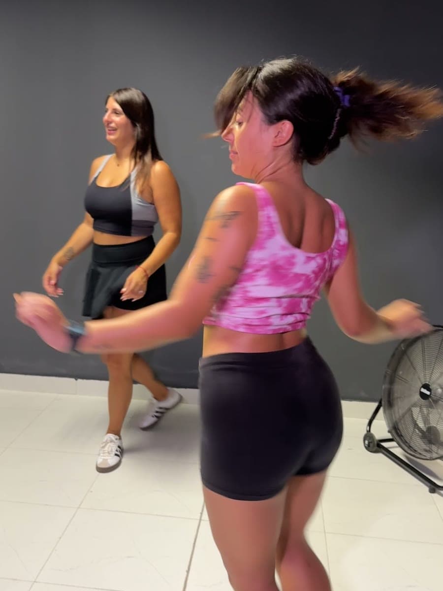 Dos alumnas practicando lady style bachata