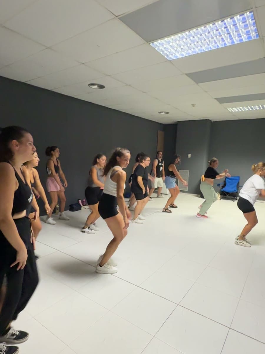 Grupo de reparto siguiendo la coreografía