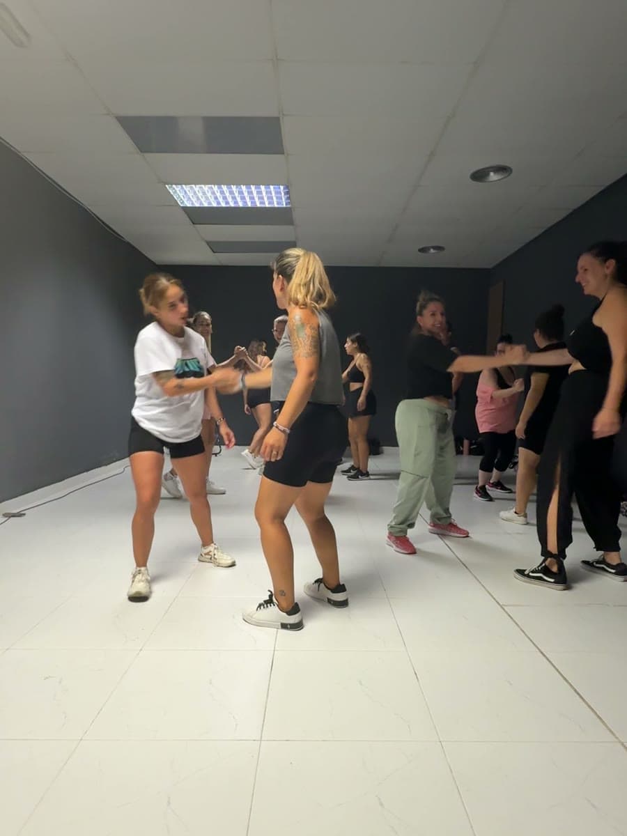 Sala llena durante la clase de reparto