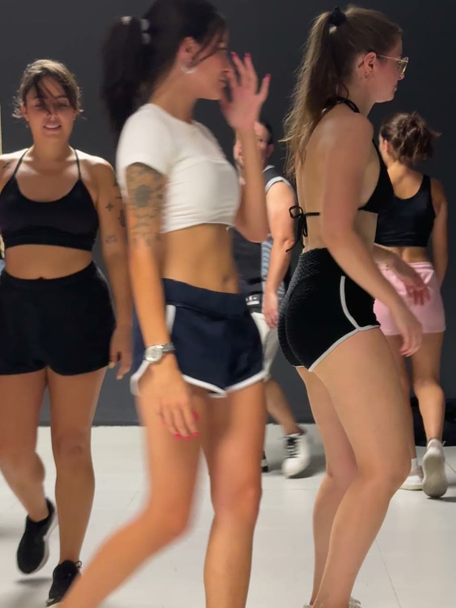 Alumnas de reparto bailando en grupo