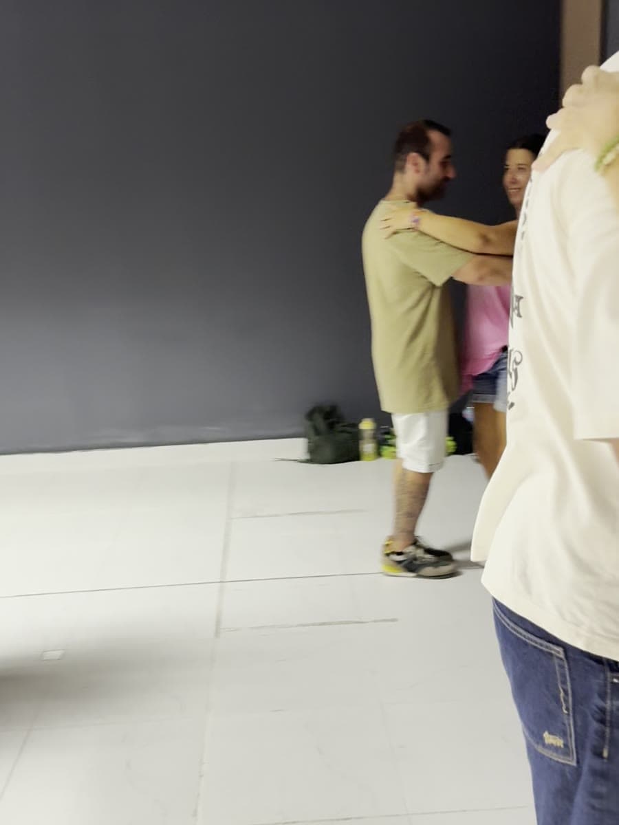 Dos parejas practicando salsa cubana durante la clase