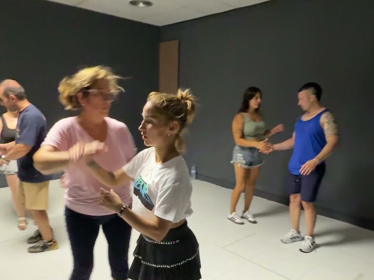 Parejas bailando salsa cubana en una clase de NEXUS VNG