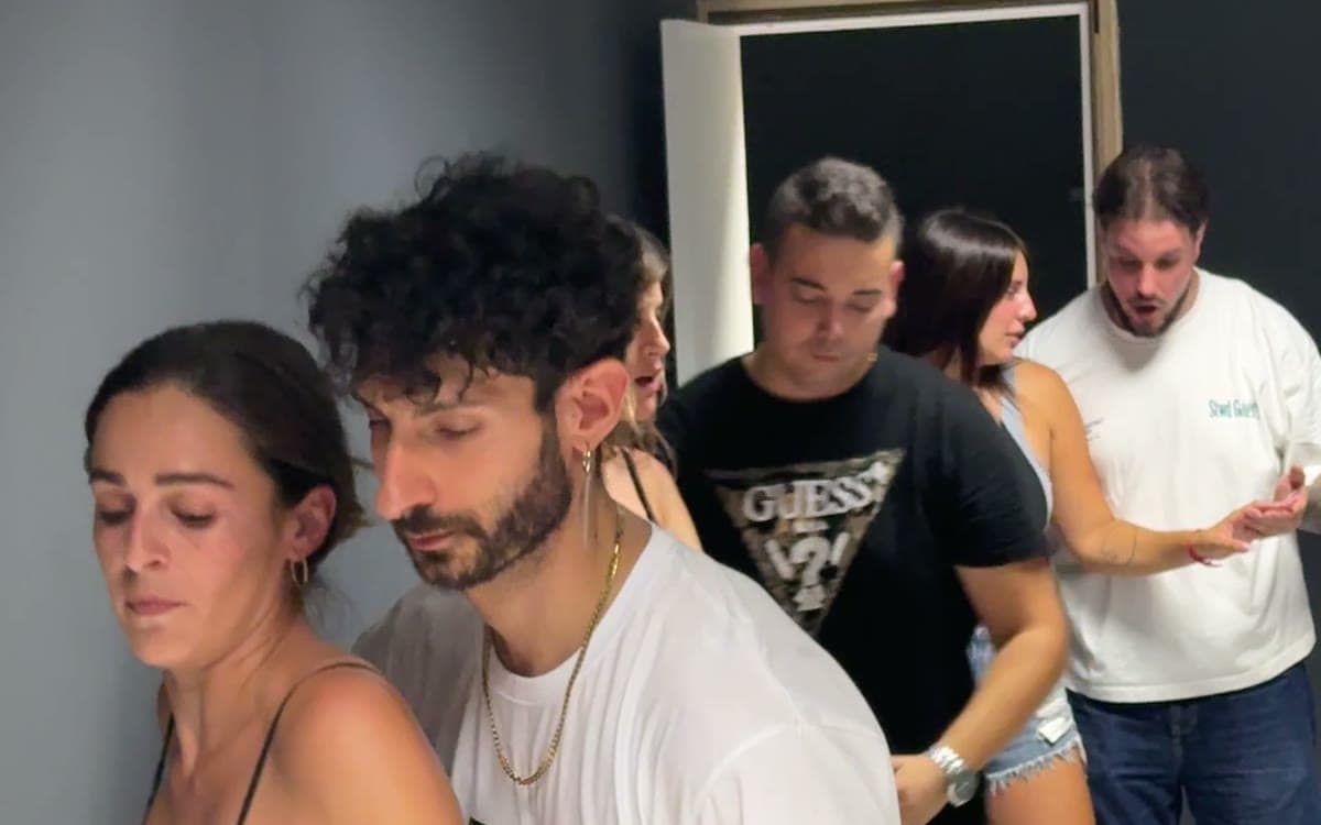 Alumnos bailando en pareja durante una clase de bachata