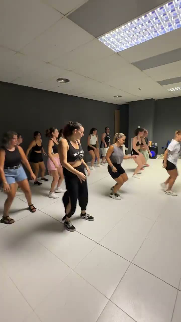 Alumnos de NEXUS VNG bailando bachata, reparto y lady style en la sala de Vilanova i la Geltrú