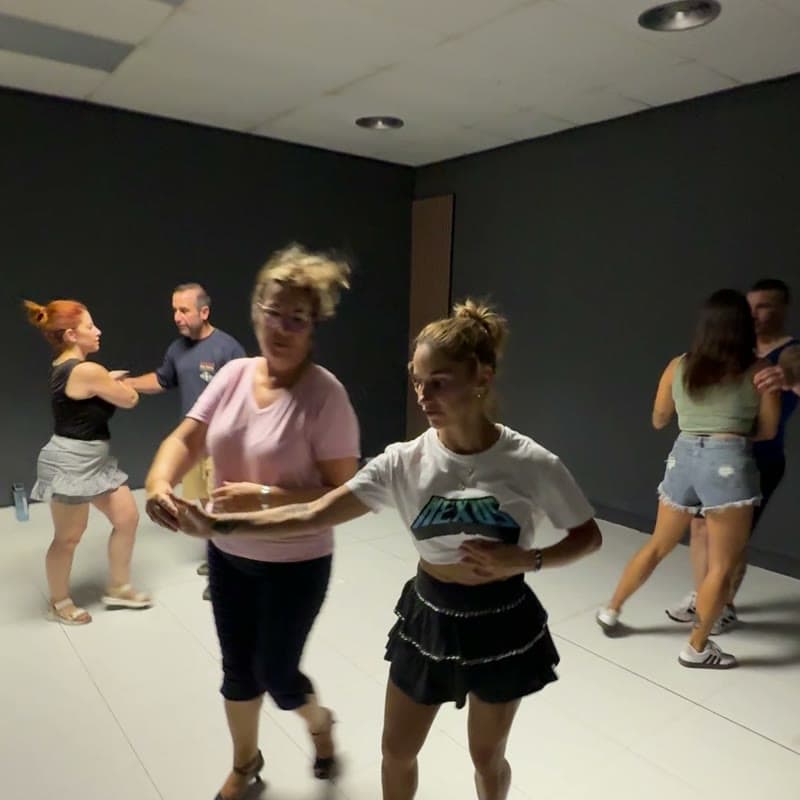 Alumnos bailando salsa cubana en parejas