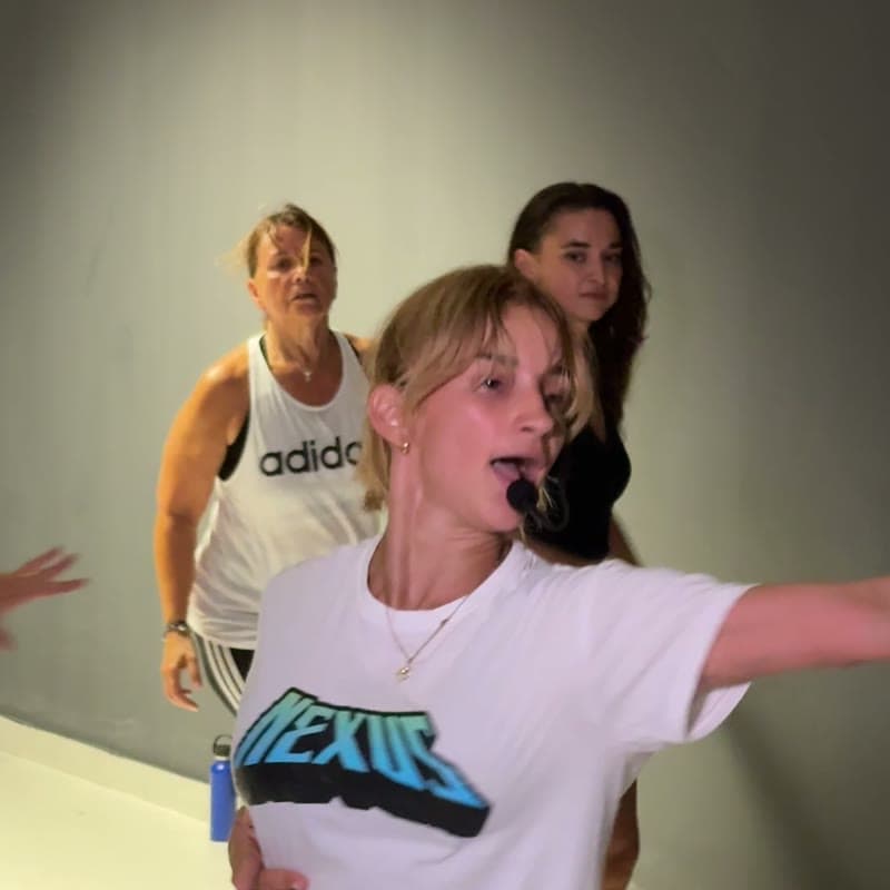 Clase de lady style salsa en la sala