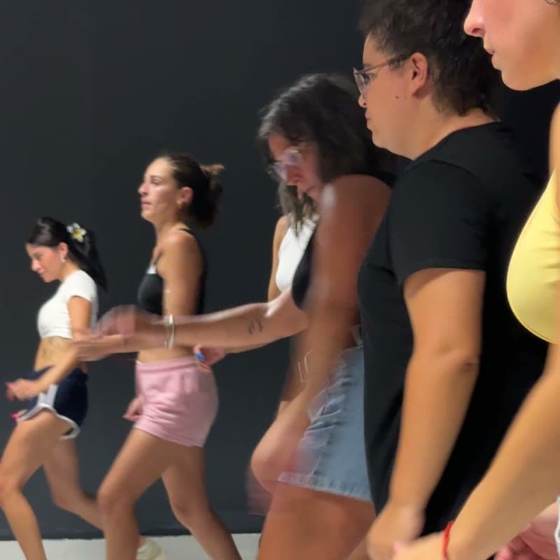 Alumnas de reparto siguiendo la coreografía