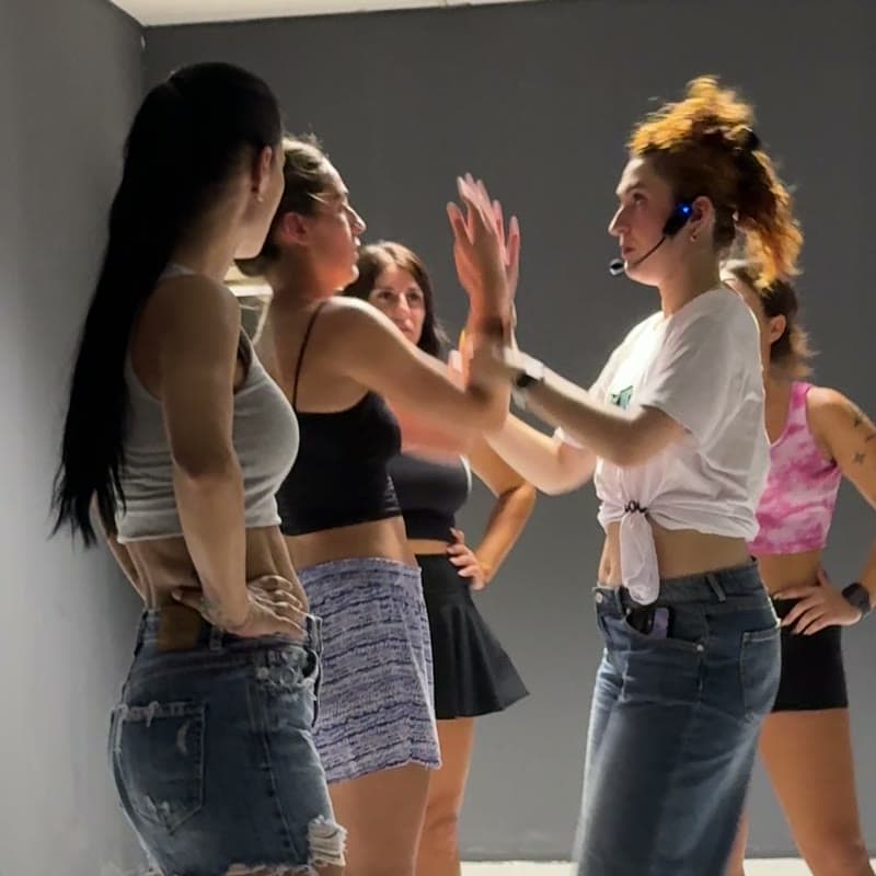 Grupo de lady style bachata bailando