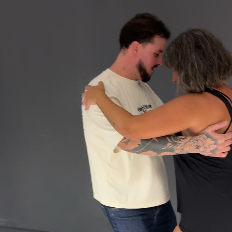 Pareja practicando salsa cubana