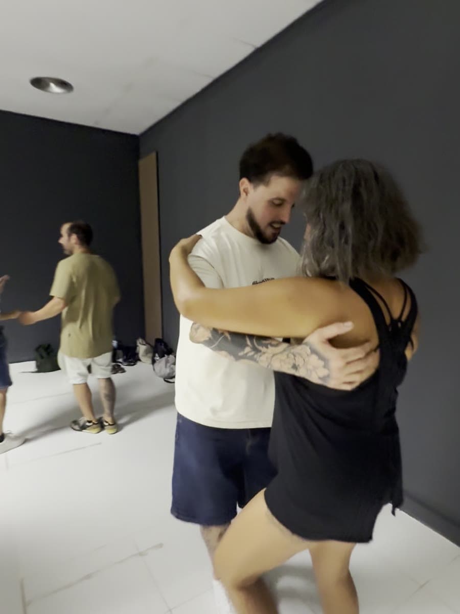 Alumnos practicando salsa cubana en la sala