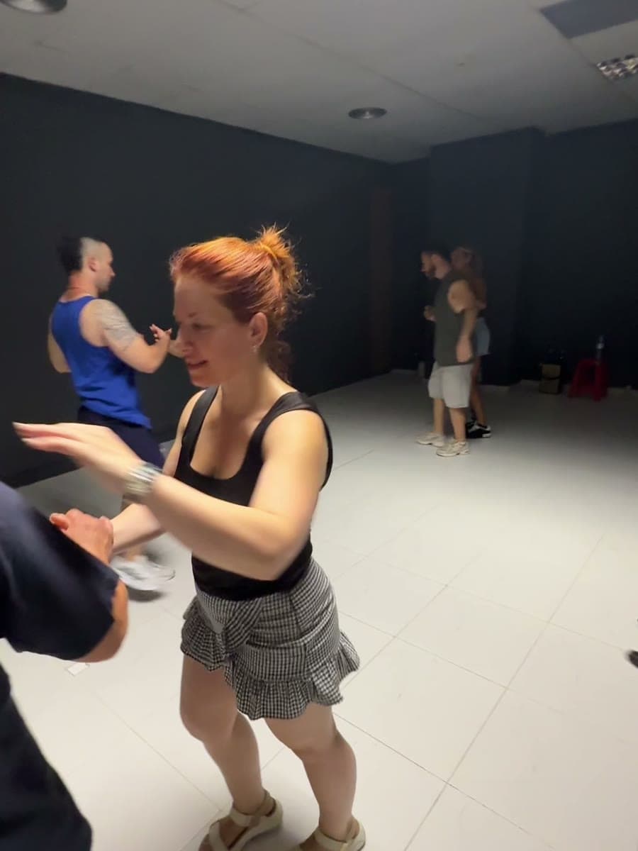 Grupo de salsa cubana durante la clase