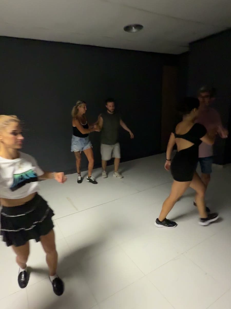 Parejas bailando salsa cubana