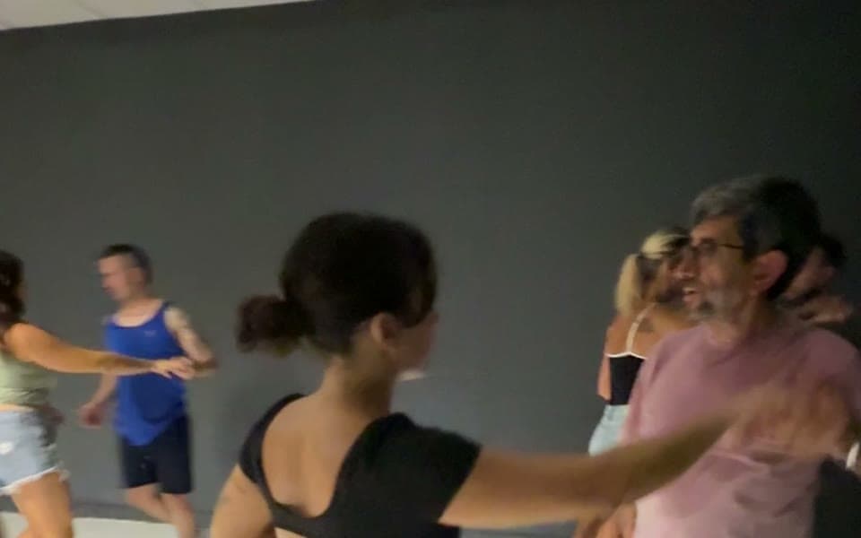 Alumnos bailando en el intensivo de salsa nivel 2
